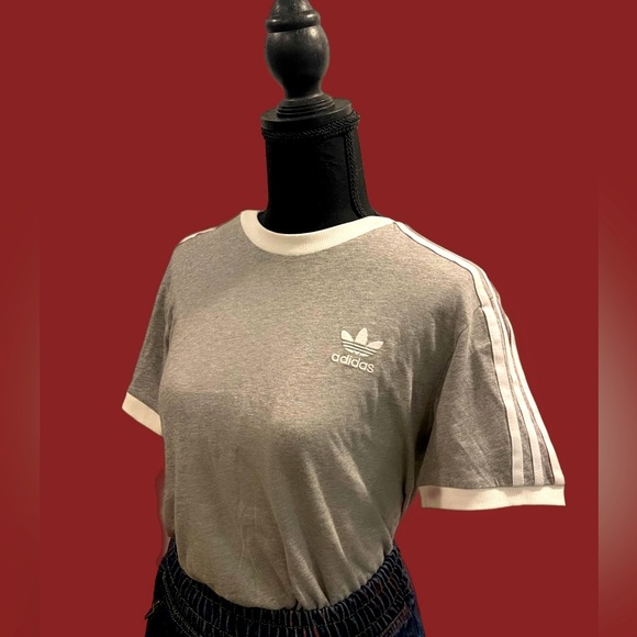 Adidas tshirt - Picture 1 of 1
